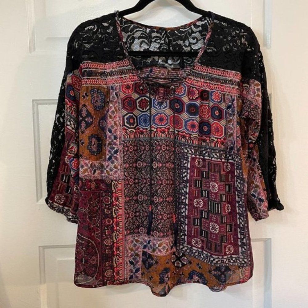 Miss Me 3/4 sleeve v-neck top with lace accents,‎ M